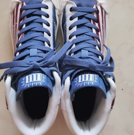 李宁联名款高帮板鞋,穿过,鞋头有褪色,介意...