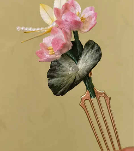 荷花蜻蜓绒花发簪 荷叶有瑕疵，因为寄来的时...