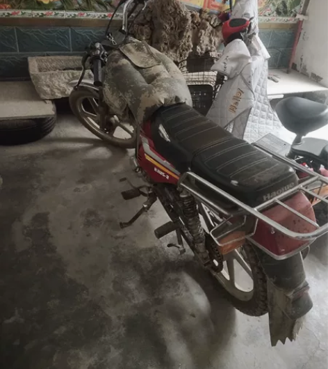 卖摩托车,豪爵125。车况很新。后轮新改装...