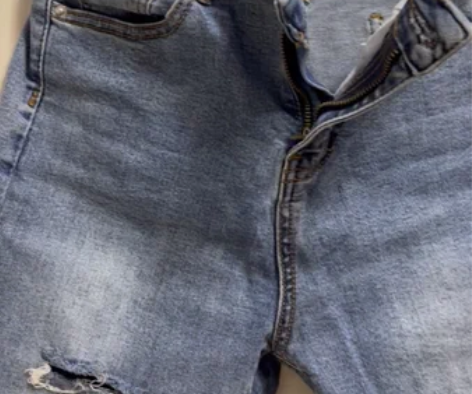 七分破洞毛边微喇牛仔裤，裤子很有弹性，随意...