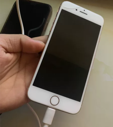 苹果8无拆无修屏幕，有点裂纹，不影响使用爱...