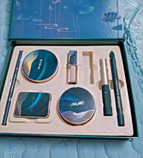 本人生日，朋友送了2套花西子同款全新彩妆礼...