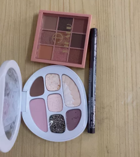 全新闲置眼线笔眼影盘低价处理 感兴趣的话点...