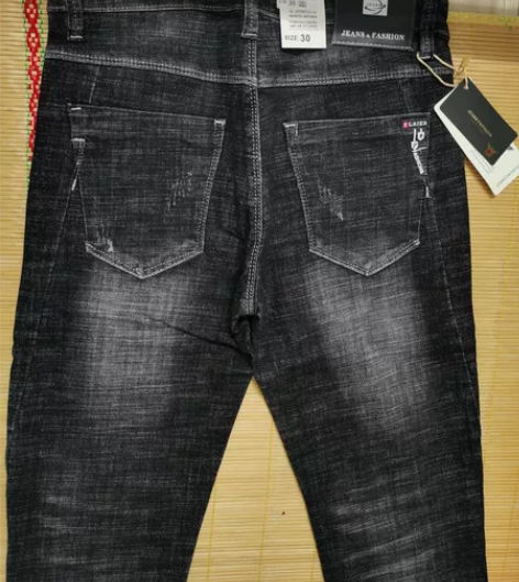 亏本处置！全新秋冬款破洞牛仔裤男直筒修身弹...