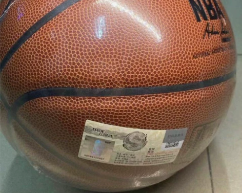 亏本出朋友送的几箱 全新斯伯丁篮球是比赛训...