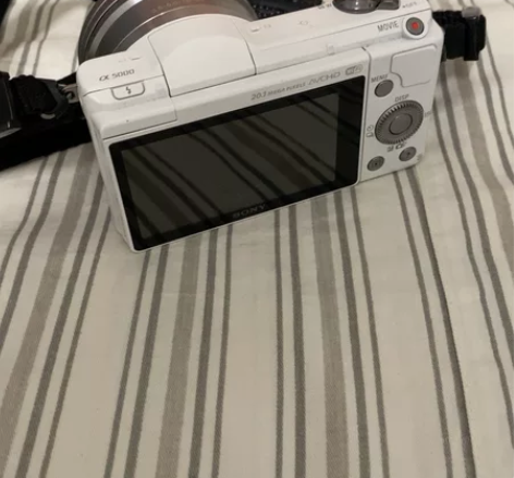 出售9.5成新sony a5000微单，卡...
