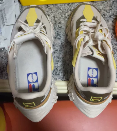 斐乐男款运动鞋39尺码，9新！买回来一共穿...