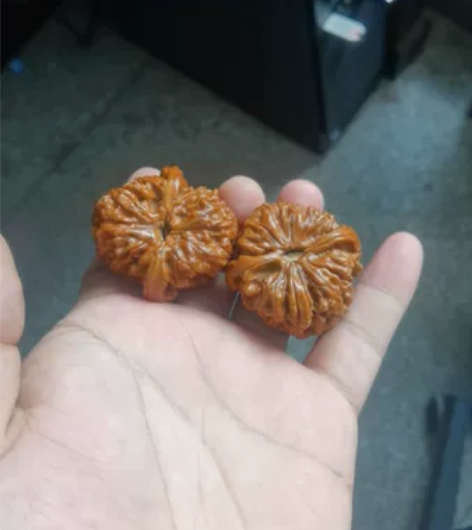 43闷墩核桃，到手盘玩二年，已包浆玉化！纯...