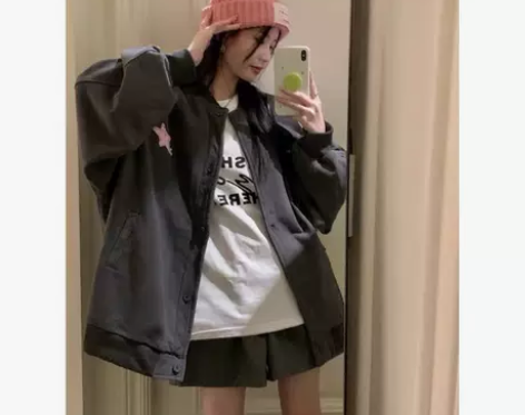 淘宝的棒球外套哟 我肩膀太小撑不起来衣服，...