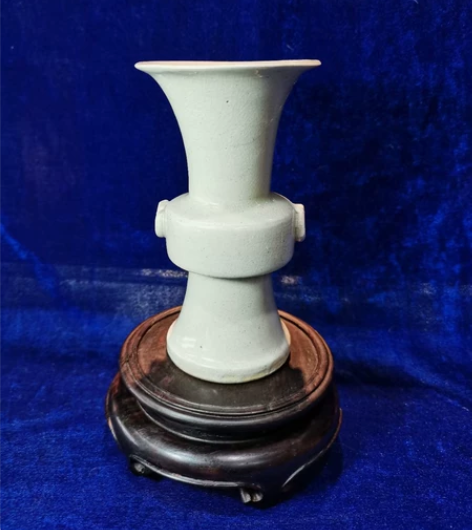 宋代湖窑白釉瓷花觚 今天要展示的这件白釉瓷...