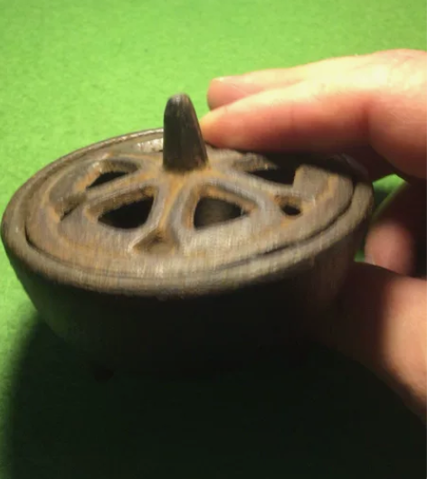 铁熏香炉一个以前旧屋子里找到的 感兴趣的话...