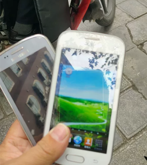 三星手机、正常开机 一个移动版 一个电信版...