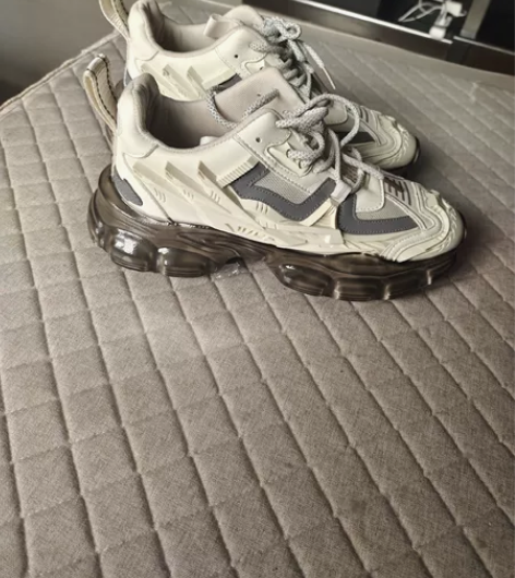 转卖全新男士休闲运动鞋，亲戚送的，41码家...