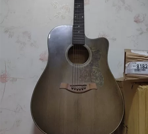 九九成新吉他，没任何毛病，没时间谈了音质好...