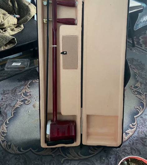 帮朋友转让一把二胡。心血来潮买回来，不会玩...