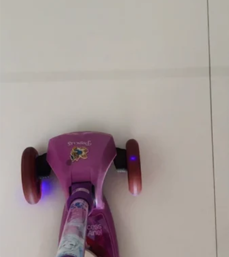 迪斯尼正版滑板车,闪光轮功能和正常,滑行功...