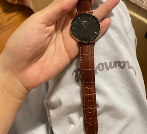 dw手表，颜色很衬肤色。 我特意换了一个牛...