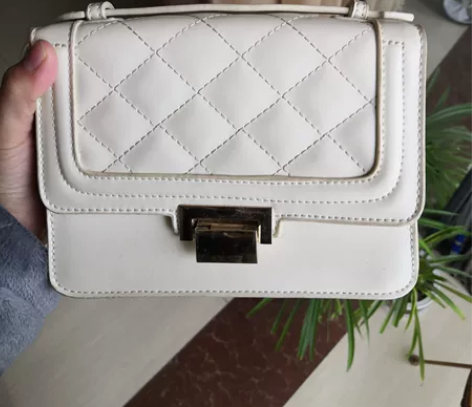 米白色链条包，九成新，肩带可调节。感兴趣的...