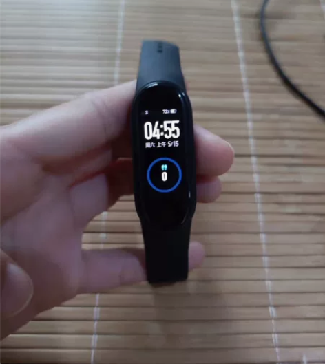 小米手环5，功能完好，屏幕有划痕，送原装充...