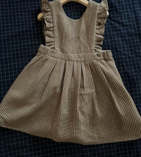 千鸟格田园风背心裙，有点儿像毛呢面料，有厚...