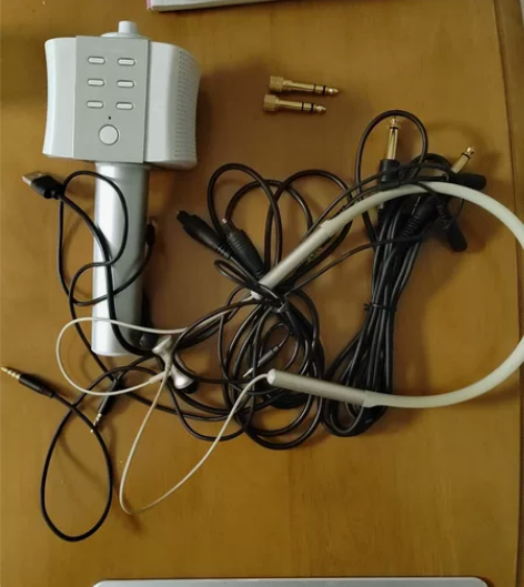 整理出来的一堆杂物，包括纽曼的K歌话筒（话...