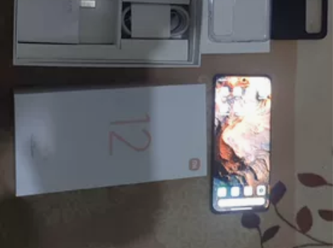 小米12黑色8+256，9成新吧保修到明年...