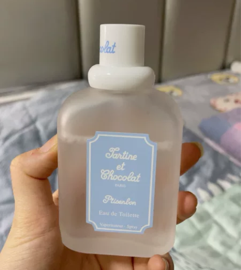 纪梵希的宝宝香水 味道奶奶的淡淡的挺好闻的...