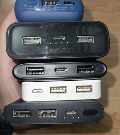 五台充电宝打包出，其中三台是小米，分别是1...