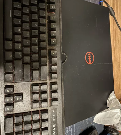 本人自己使用的电脑，大学时候为了打游戏买的...