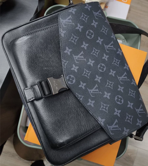 男士单肩包 9成新 图五地方有磨损 158...