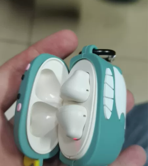 漫步者耳机基本全新比赛送的，就拆封用了几次...