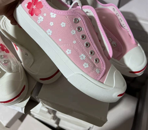 全新樱花帆布鞋板鞋，10元一双包邮。 码数...