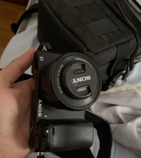 索尼微单a6000套机，有相机包和一个备用电池，9成新，功能...