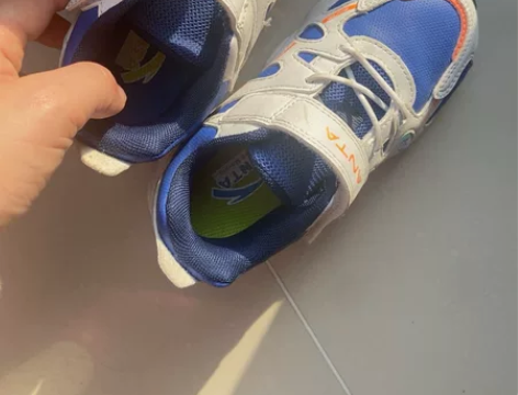 安踏鞋子，网上购买，穿过2次，基本全新，孩...