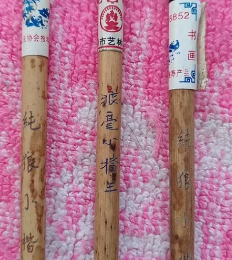 共27支毛笔，其中有3支中楷，其余都是小楷...