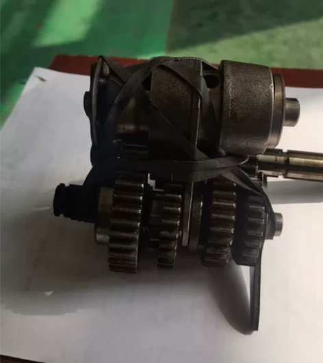 银钢125弯梁摩托车，套齿 感兴趣的话点“...