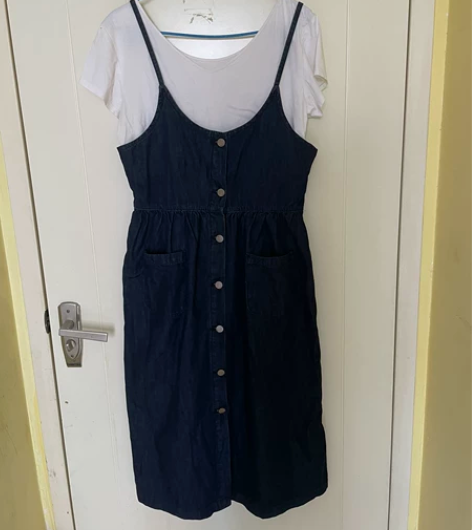 全新牛仔背带裙L码 不含白T恤 感兴趣的话...