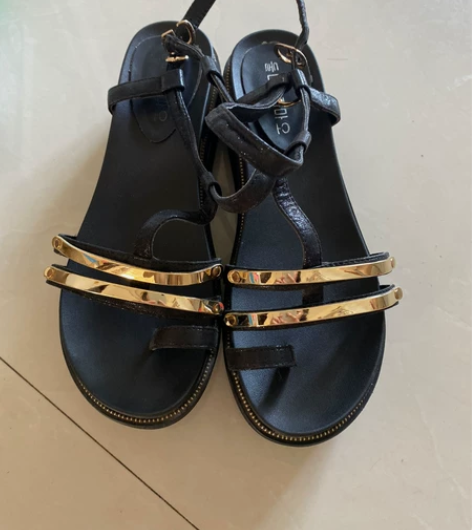 黑色厚底儿凉鞋 因为本人腿不够细 所以都爱...