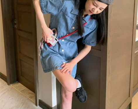 吱呤 复古港风牛仔裙连衣裙2020新款收腰...