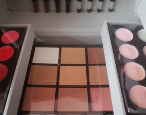 彩妆一小箱 眼影眉笔腮红眼线笔... 感兴...