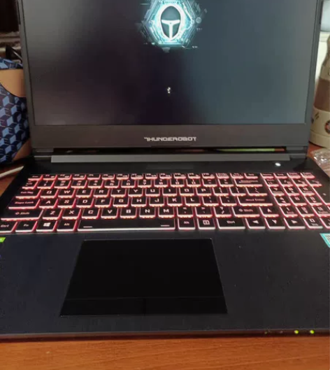 大学生自用雷神911MT笔记本 正常使用痕...