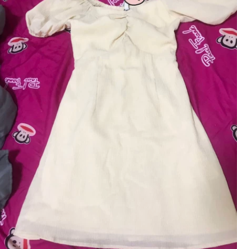 ur米色一字领连衣裙，s码 感兴趣的话点“...