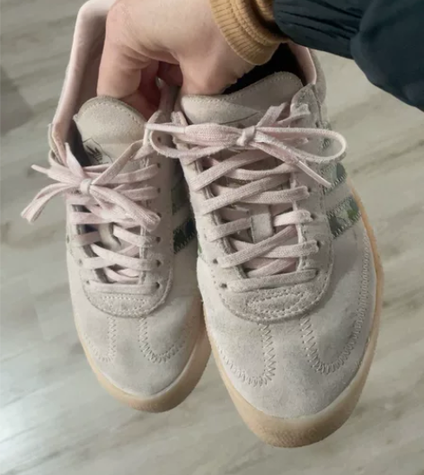 阿迪粉色的板鞋，36码，在奥特莱斯阿迪买的...