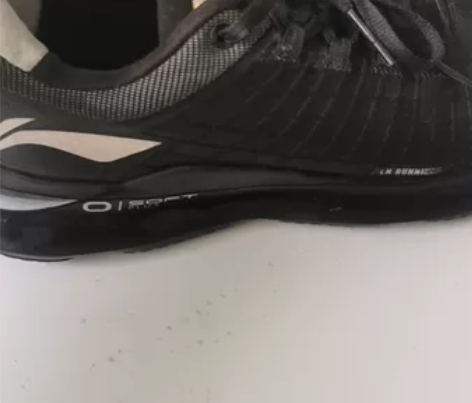 正品李宁运动鞋，41码，纯黑，鞋带处有破损...
