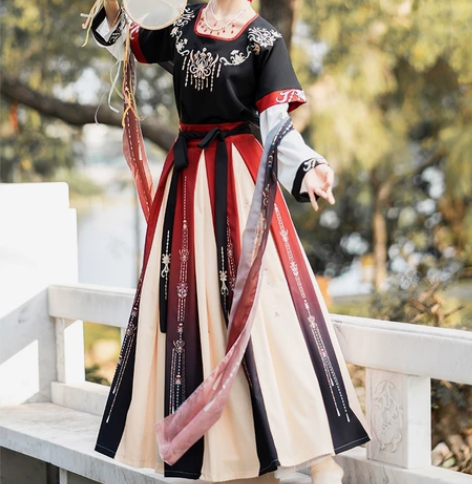 全新S码,买来两年还没穿过,4.5米摆 感...