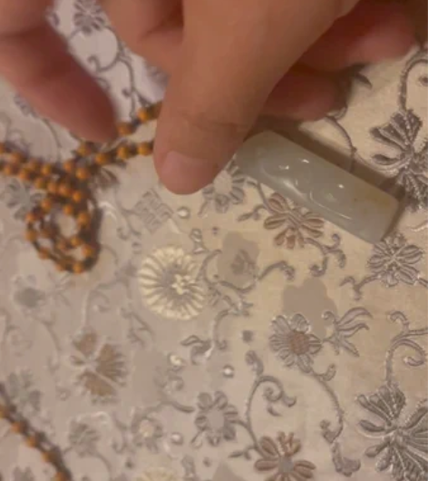 和田籽料,带皮,有油性。上刻了一条古龙,很...