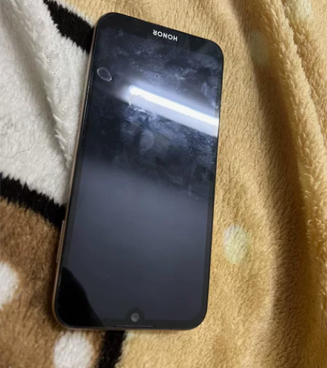 荣耀手机充电话送的。 可以正常开机，正常使...