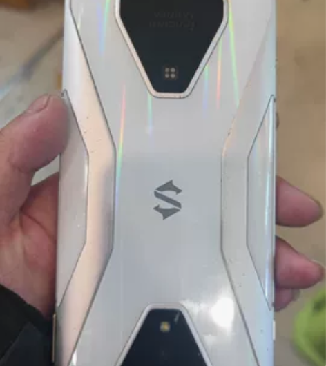 黑鲨3尸体机 玩着游戏就不开机了，拿给本地...