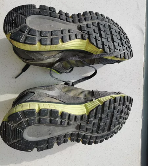 正品耐克运动鞋41码，，品相见下图，右脚后...