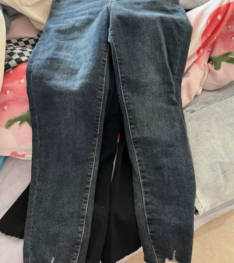 显瘦牛仔裤加绒 实体店两百多入手，买来没穿...